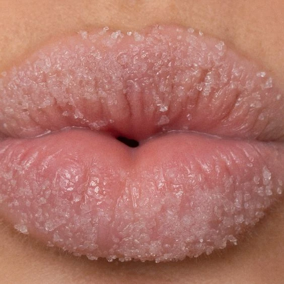 Cómo exfoliar tus labios con ingredientes caseros para cuidarlos del frío