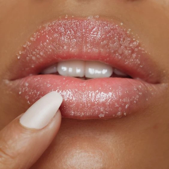 Cómo exfoliar tus labios con ingredientes caseros para cuidarlos del frío