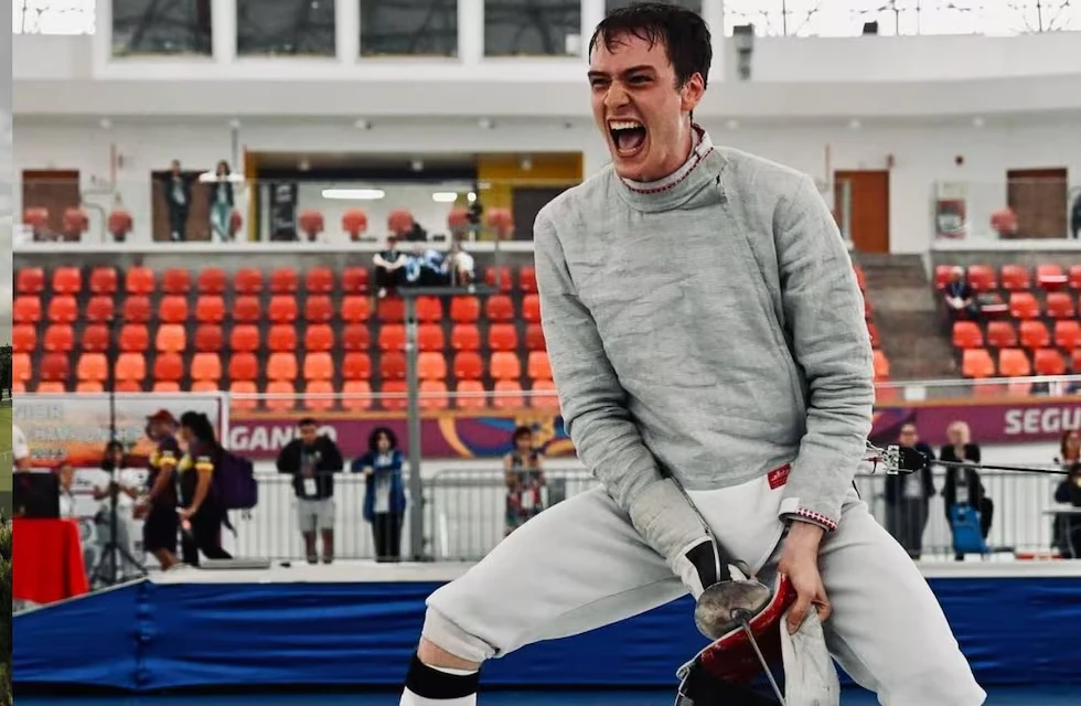 La increíble historia de Pascual Di Tella, el joven esgrimista argentino que ahora triunfa en la industria musical