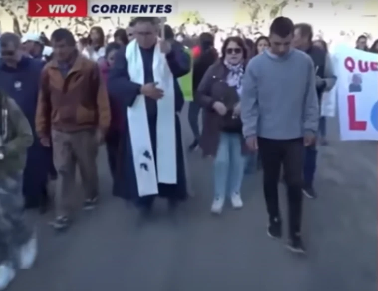 sacerdotes veteros junto a familia de loan en las marchas