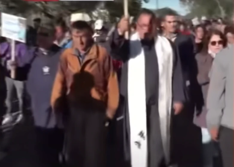 sacerdotes veteros junto a familia de loan en las marchas