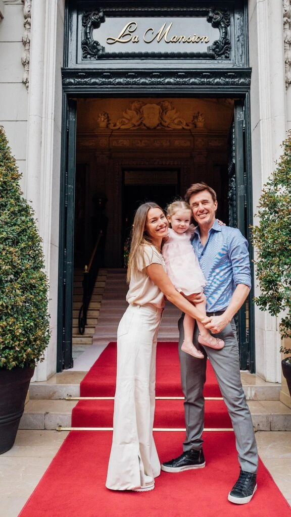 Pampita y Roberto con Ana García Moritán en la fiesta de la pequeña