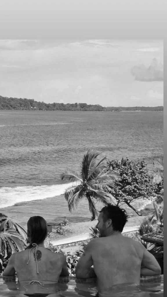 Las fotos de Benjamín Vicuña en Panamá junto a Anita Espasandín