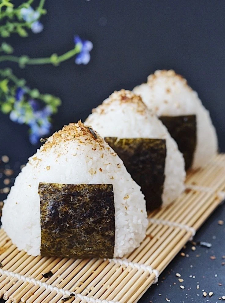 Onigiri: la receta del plato japonés que está hecho con arroz y alga nori