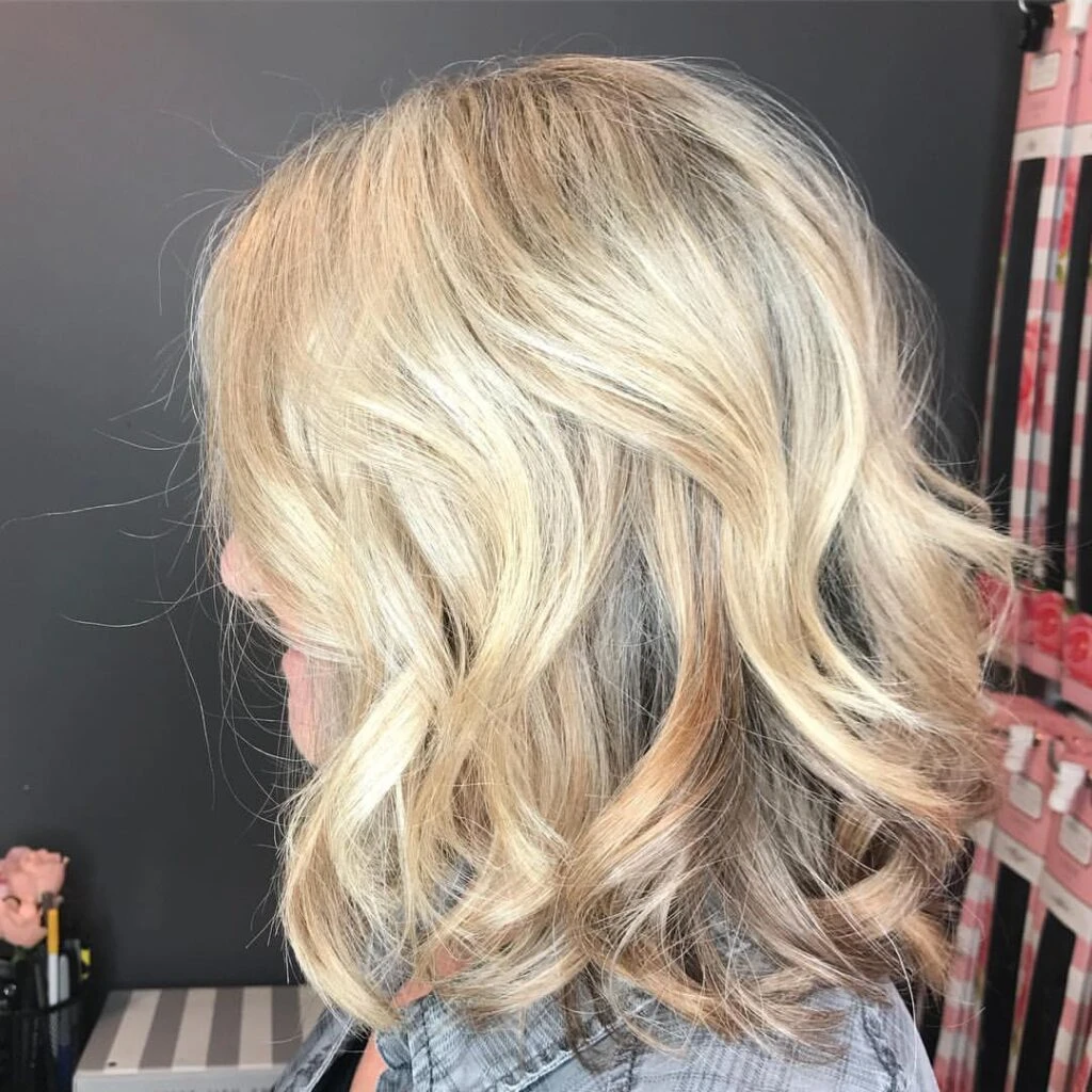 Así es la coloración para integrar las canas de manera natural