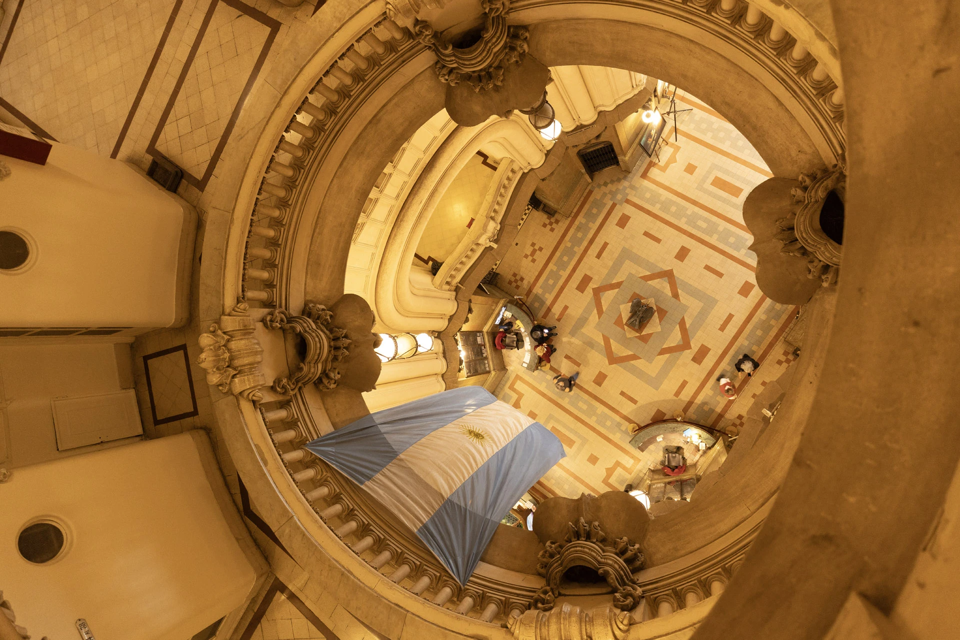 El edificio cuenta con 22 pisos.