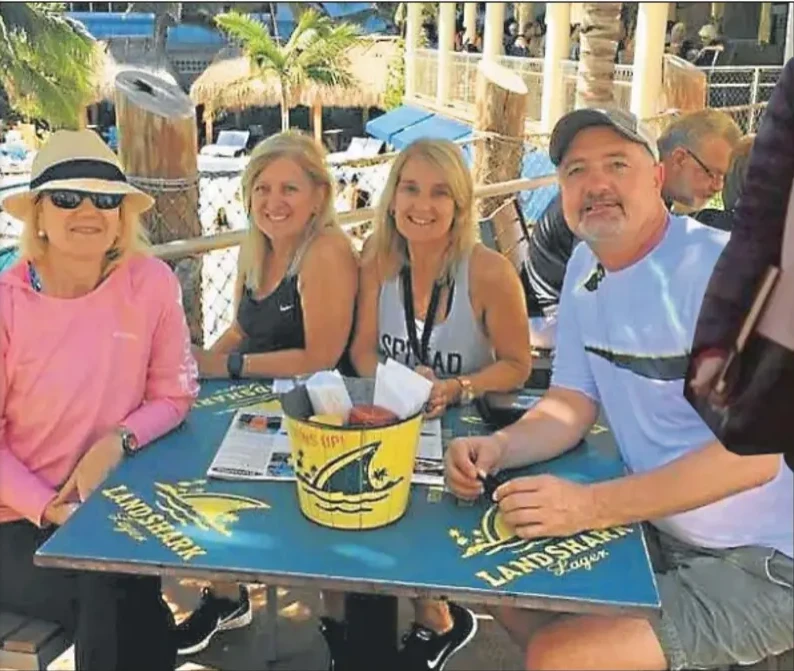 Marcela Luchetti, primera esposa de Alberto Fernández, reunida con su familia.