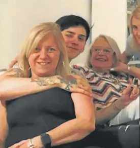 Marcela Luchetti, primera esposa de Alberto Fernández, junto a su hijo Estanislao.