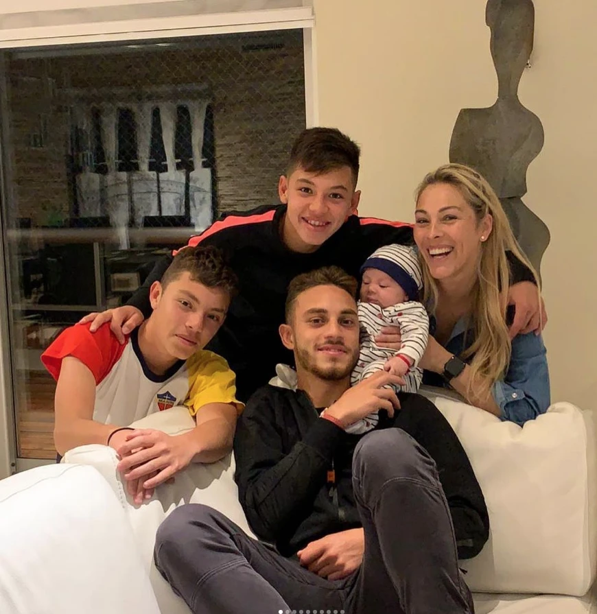 Geraldine La Rosa con sus hijos, cuando Benjamín era bebé. 