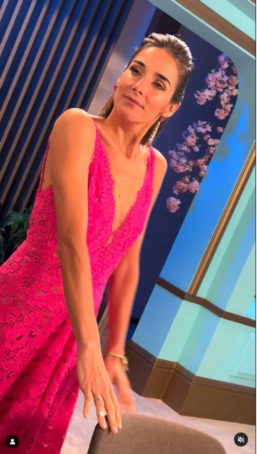 El look barbiecore de Juana Viale en la mesaza