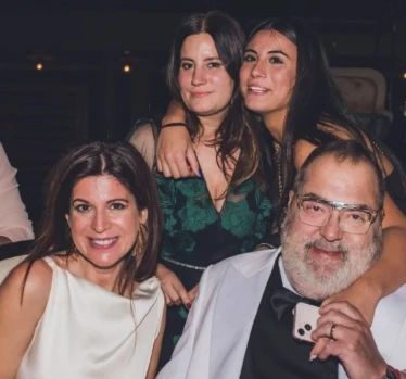 Lanata junto a sus hijas en el casamiento con Elba Marcovecchio