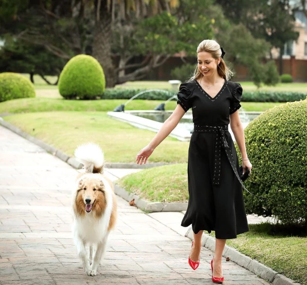 Fabiola paseando por los jardines