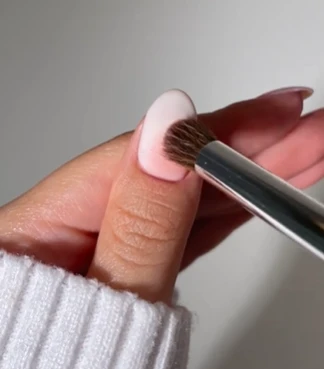 Cómo se realizan las "eyeshadow nails": el nail art que enamora a la Gen-Z