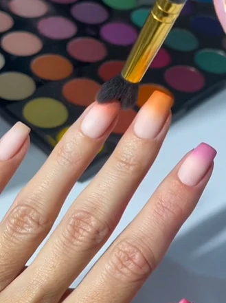 Cómo se realizan las "eyeshadow nails": el nail art que enamora a la Gen-Z