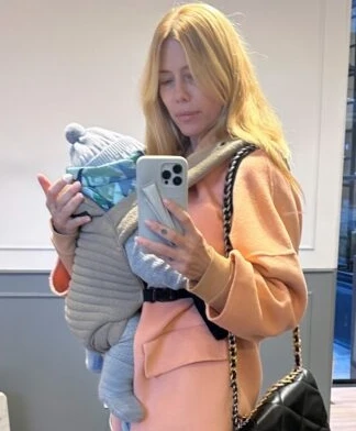 Nicole Neumann mostró la mochila canguro que usa con Cruz. 