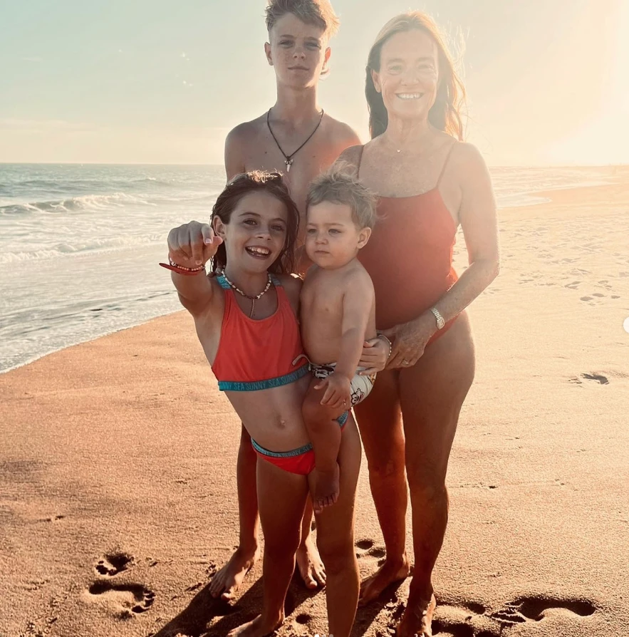 María Eugenia con sus nietos