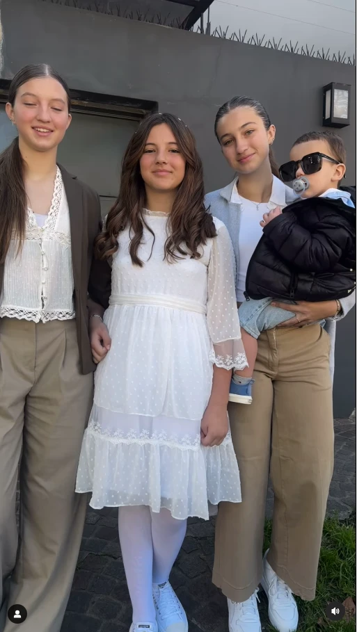 Sienna posa con sus hermanos Indiana, Allega y Luca Cubero.