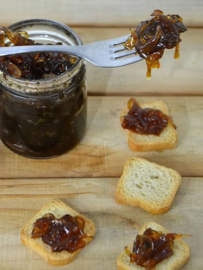 Cómo preparar mermelada de cebolla al vino tinto: una receta diferente para empezar tus mañanas