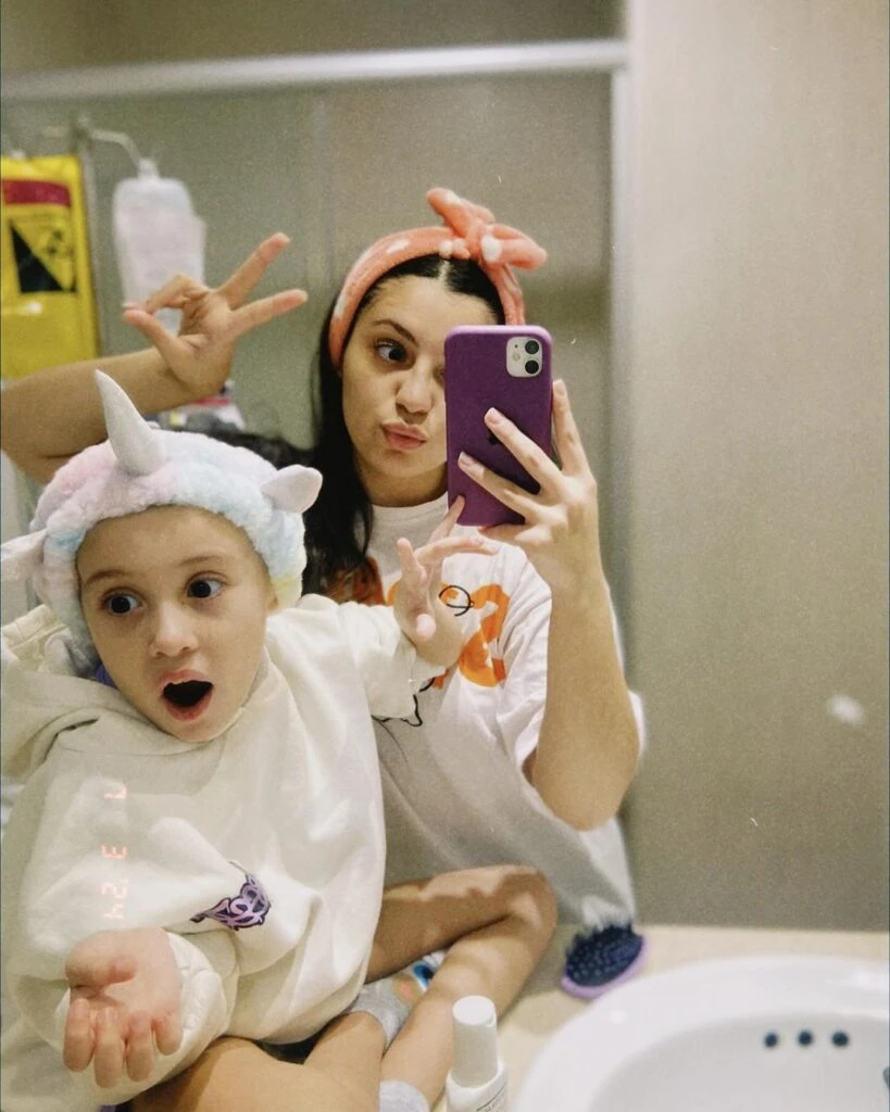 Así es la vida hoy de Alma: tiene 5 años, batalla contra la leucemia y es furor en redes