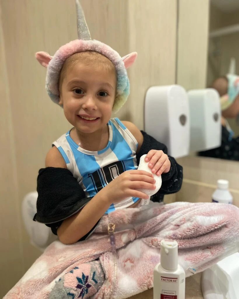Así es la vida hoy de Alma: tiene 5 años, batalla contra la leucemia y es furor en redes