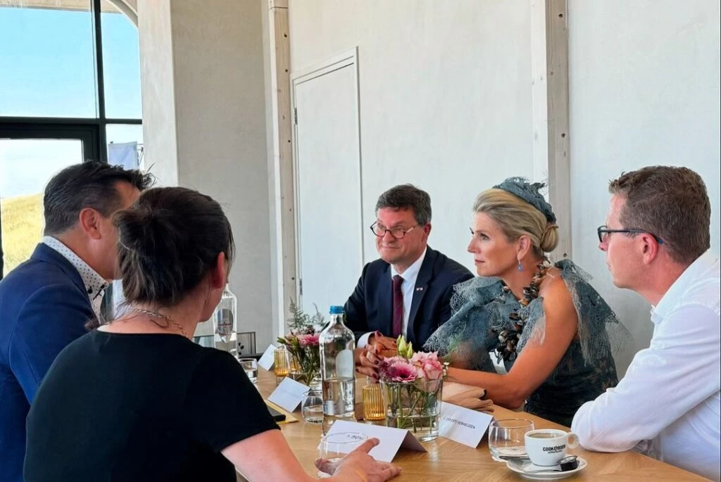 Máxima apostó por la moda circular y llevó la textura más trendy