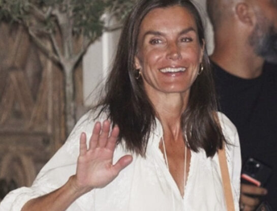 Con un look súper fresco y chic, Letizia nos  adelanta los accesorios que llevaremos en el verano 2025