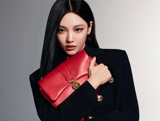 Así se lleva la nueva cartera de Versace que es furor en el street style
