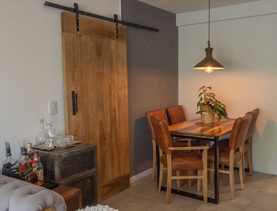 Una decoradora ambientó el 2 ambientes de su hermano con un resultado sorprendente