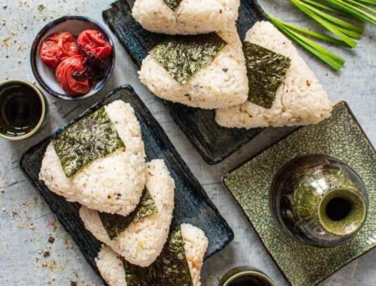 Onigiri: la receta del plato japonés que está hecho con arroz y alga nori