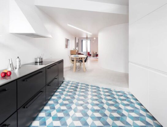 Un departamento con personalidad que combina aires minimalistas y elementos históricos