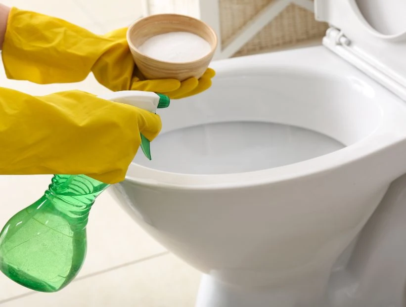 El truco viral para sacar rápido el sarro del inodoro