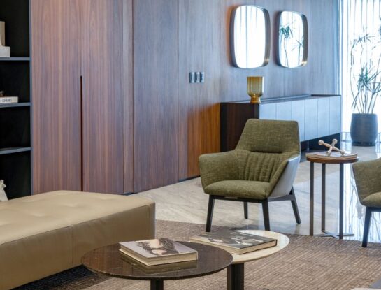 Un departamento que combina madera, mármol y colores sobrios a la perfección