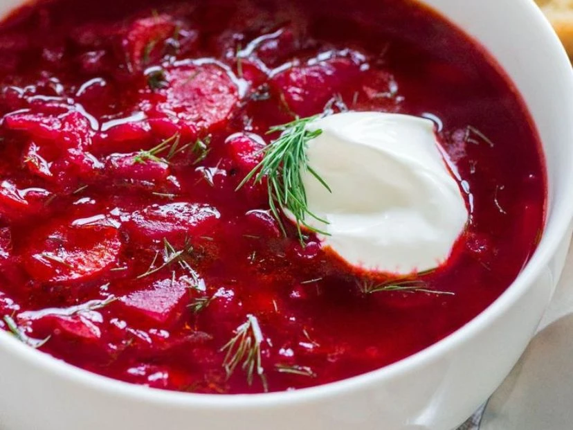 Es una sopa característica de la cocina ucraniana, que se realiza con remolacha y se sirve con crema agria.