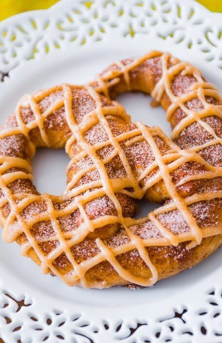 Tres formas diferentes de preparar pretzels: una receta típica de Alemania