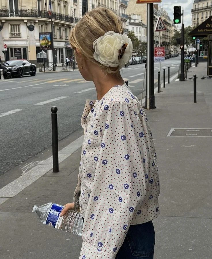 Cómo llevar el scrunchie XL, el accesorio fashionista del momento