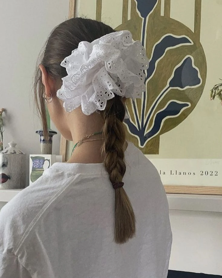 Cómo llevar el scrunchie XL, el accesorio fashionista del momento