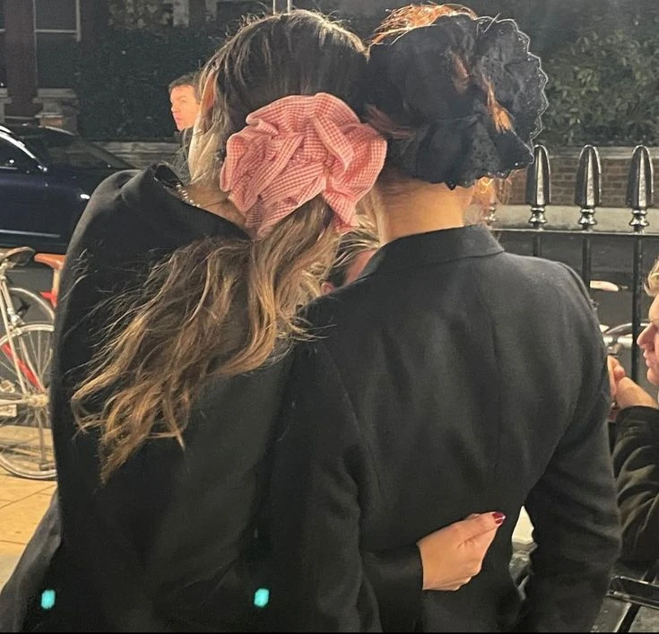 Cómo llevar el scrunchie XL, el accesorio fashionista del momento