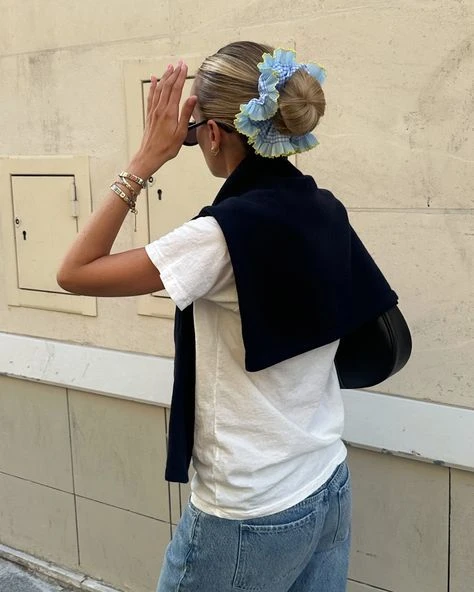 Cómo llevar el scrunchie XL, el accesorio fashionista del momento