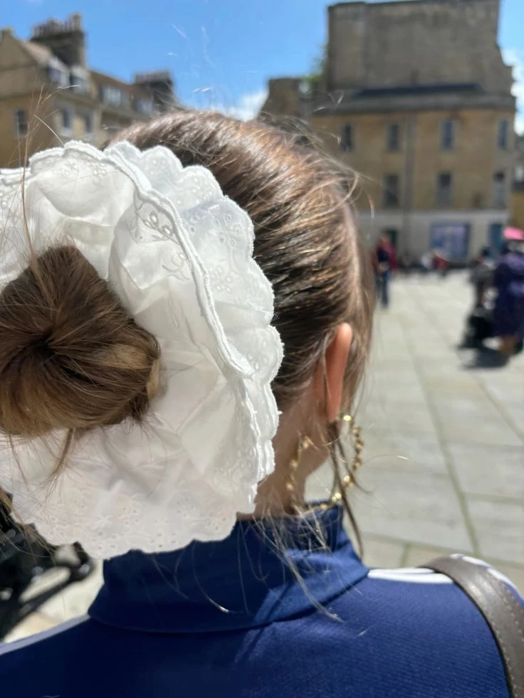 Cómo llevar el scrunchie XL, el accesorio fashionista del momento