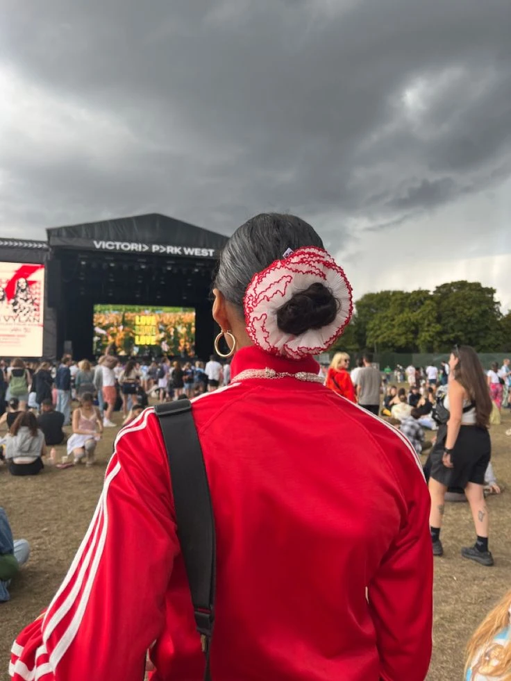 Cómo llevar el scrunchie XL, el accesorio fashionista del momento