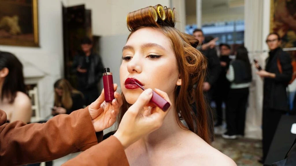 El labial Infallible Matte Resistance de L'Oreal en acción.