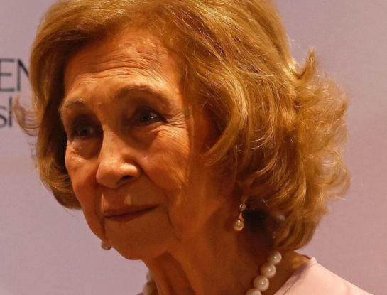 Felipe VI tuvo que cancelar sus vacaciones por la delicada situación de salud que atraviesa su madre, la reina Sofia: qué le pasa