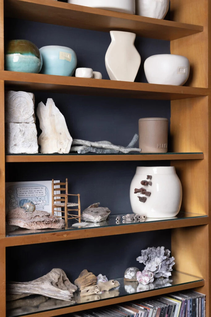 Materiales como la cerámica y la madera adornan los rincones del departamento.