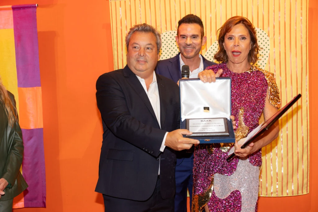 Hernan Terramagna , entrega a Agatha por parte de BAFA, una placa con el nombramiento como Embajadora Internacional de la moda