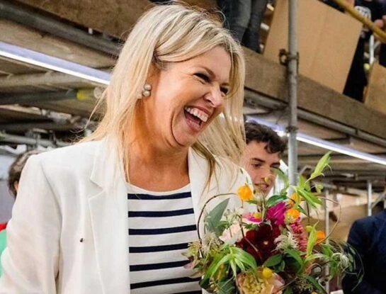Máxima Zorreguieta apostó por la tendencia más cool de la temporada 2025: look sastrero blanco y sandalias de taco chino