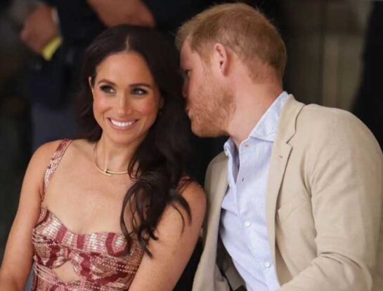 Meghan Markle impacta con un look burgundy en su primera salida oficial en Colombia