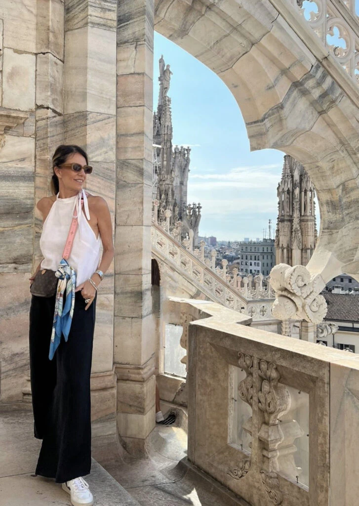 La modelo apostó por un look black & white y acertó. Foto: Instagram.