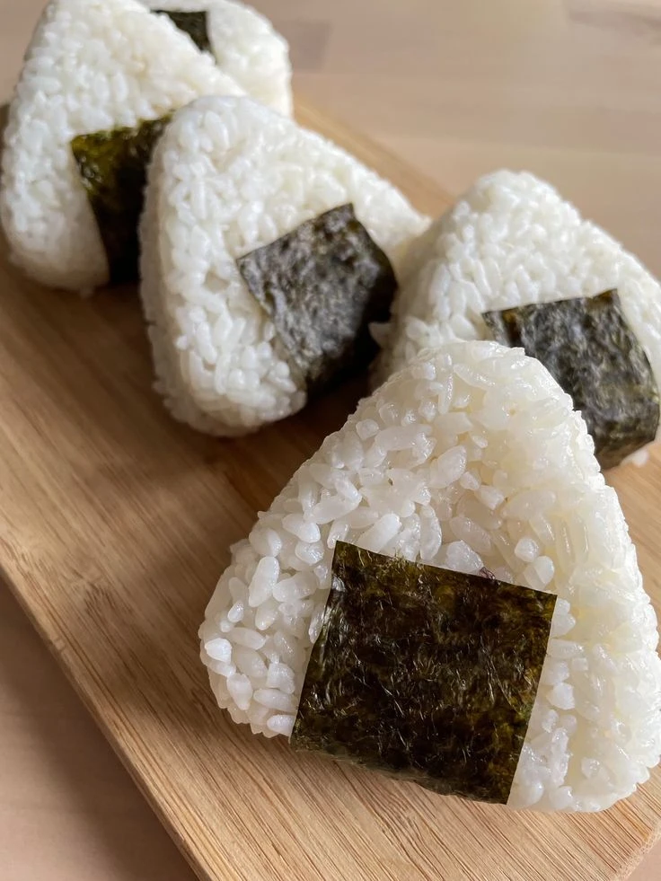 Onigiri: la receta del plato japonés que está hecho con arroz y alga nori