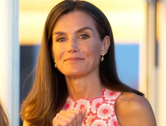 Letizia Ortiz cautivó con un look estampado y floral