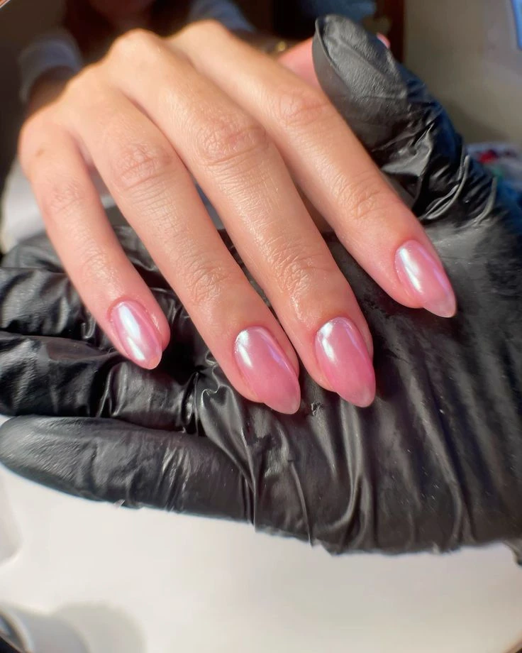 Strawberry glazed donut nails: la manicura minimalista que marca tendencia